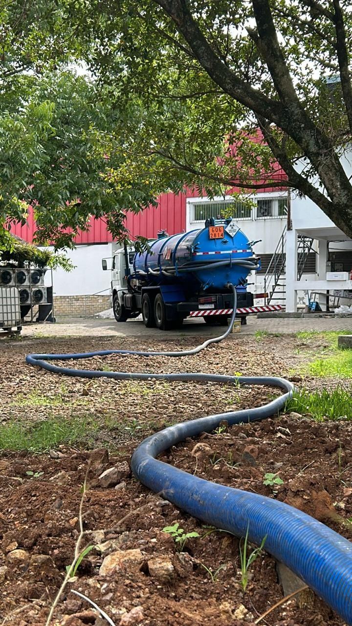 Caminhão da Desentupidora Guri em atendimento em empresa