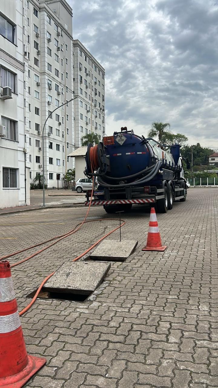 Caminhão da Desentupidora Guri sinalizado em atendimento na rua