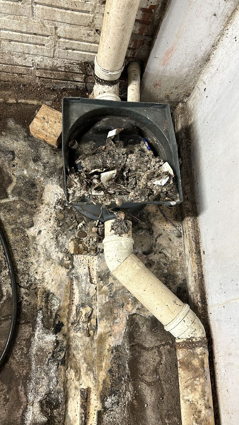 Caixa de gordura com acúmulo de resíduos antes da limpeza