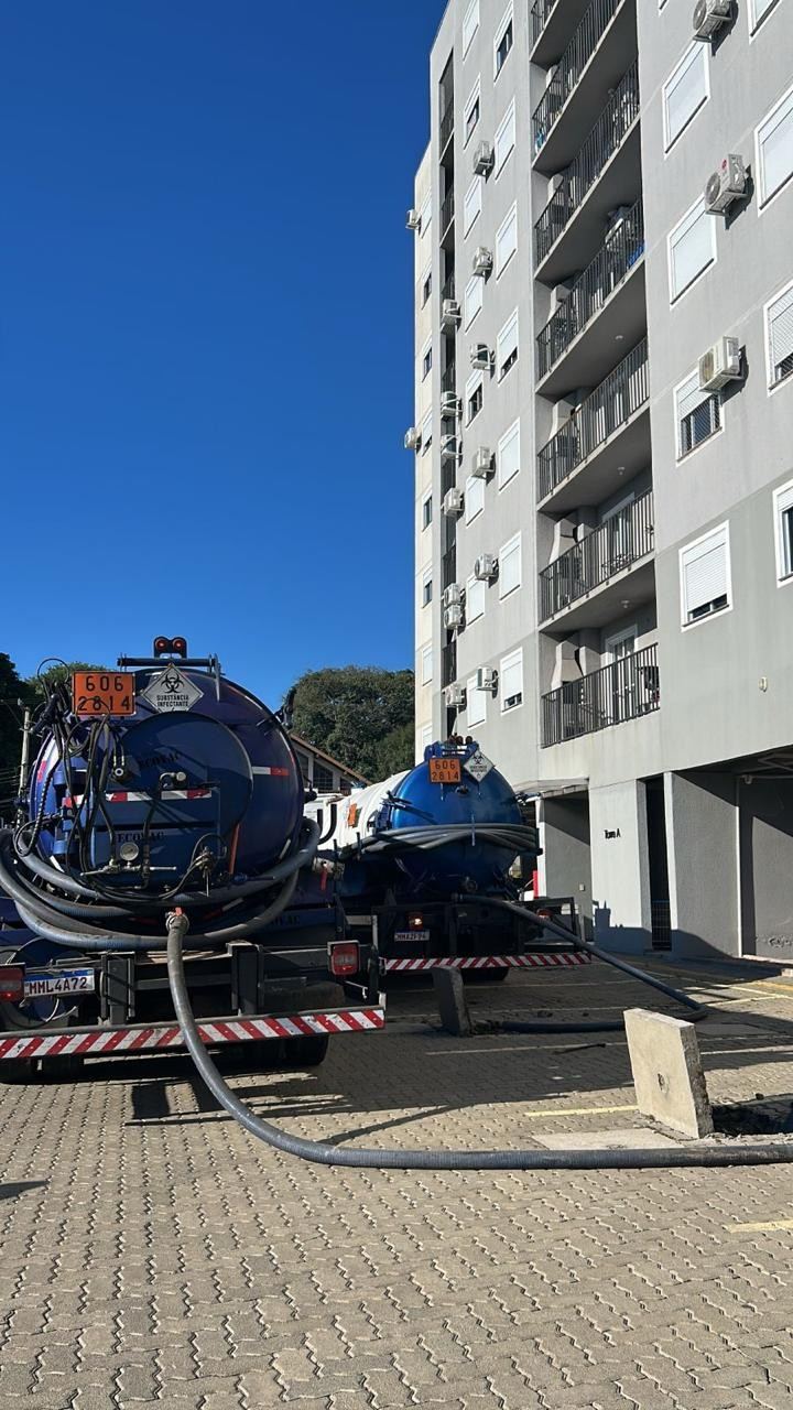 Caminhão da Desentupidora Guri em frente a edifício