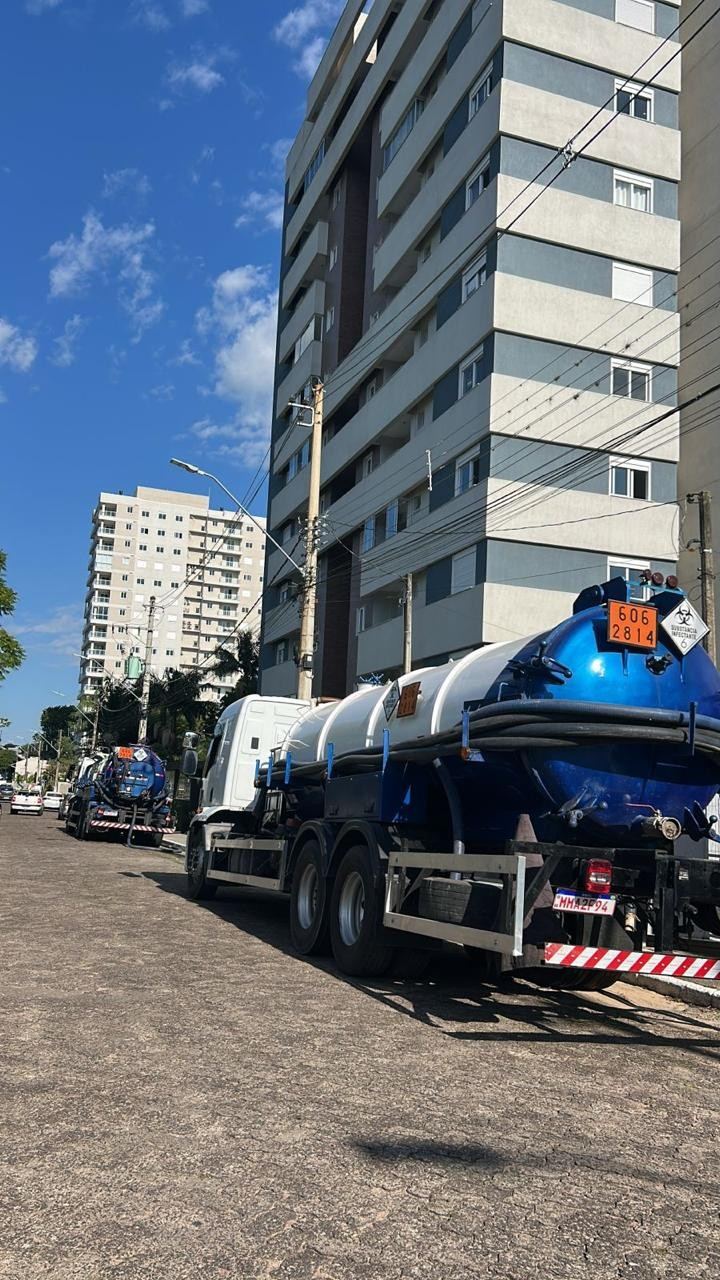Caminhões de hidrojateamento e sucção da Desentupidora Guri