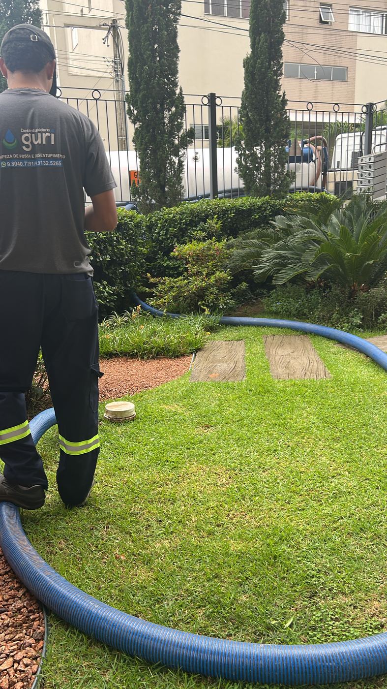 Profissional da Desentupidora Guri em atendimento