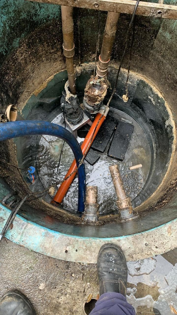 Interior de fossa durante a limpeza pela Desentupidora Guri