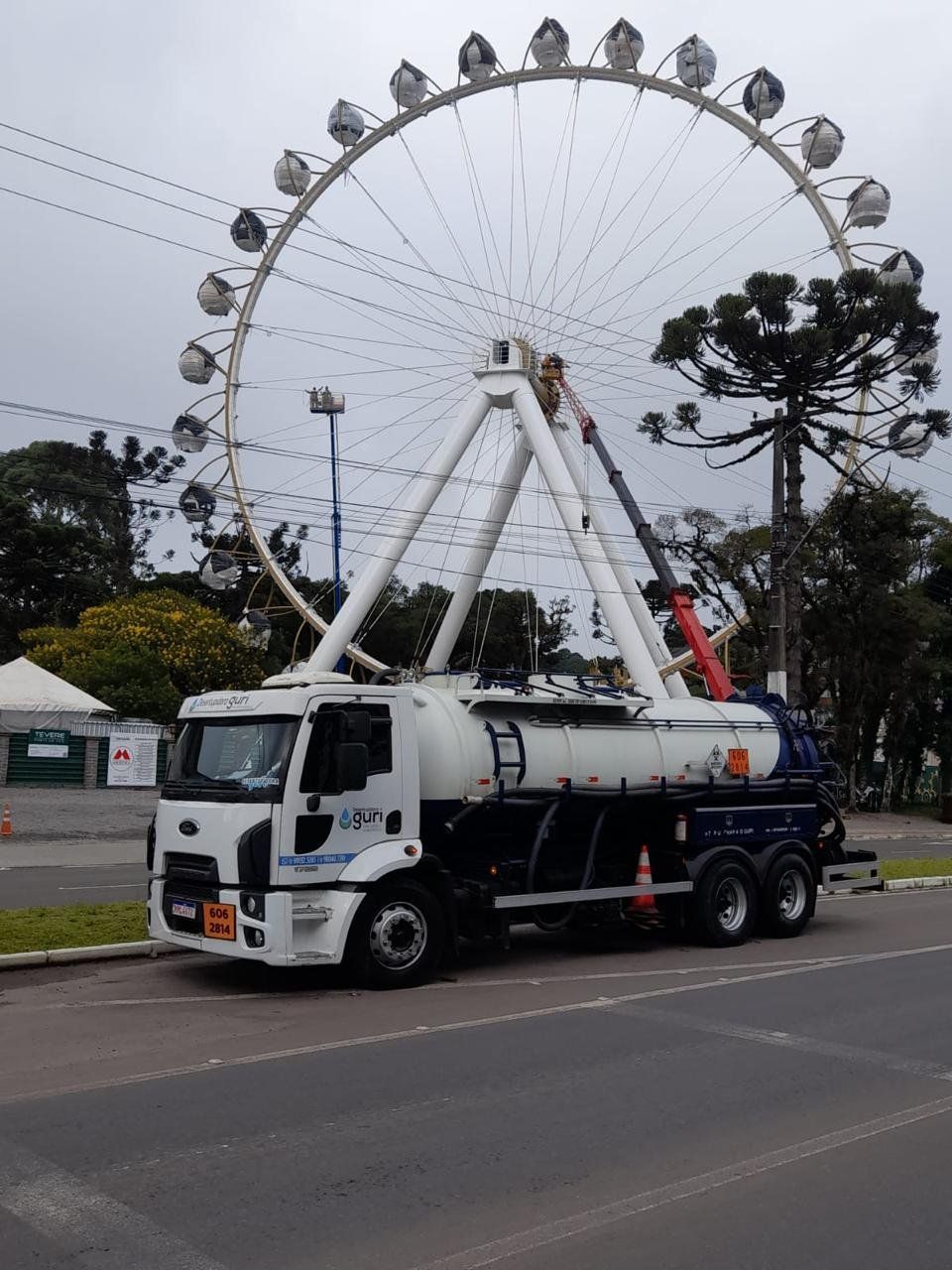 Caminhão da Desentupidora Guri em atendimento na serra