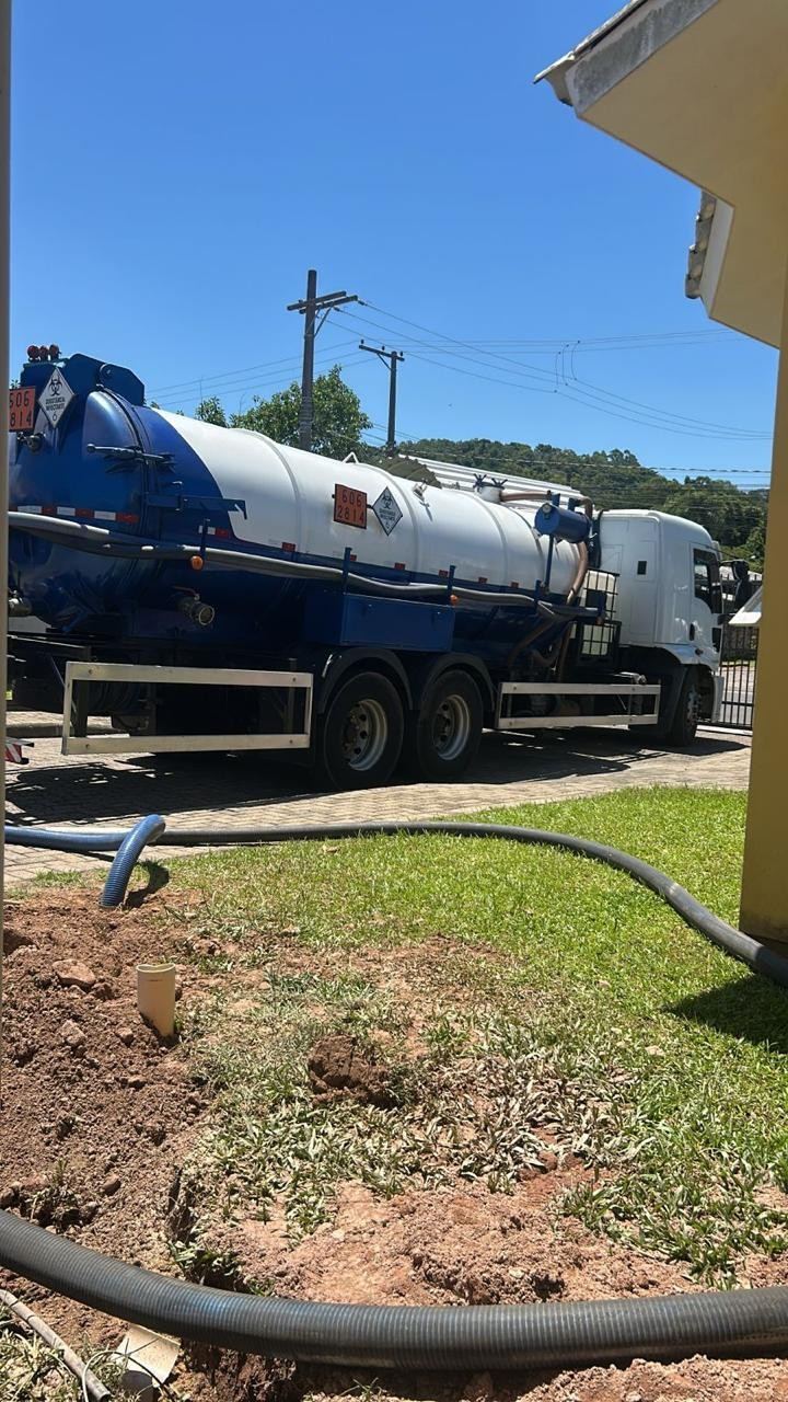 Mangueira de sucção da Desentupidora Guri em limpeza de fossa no quintal